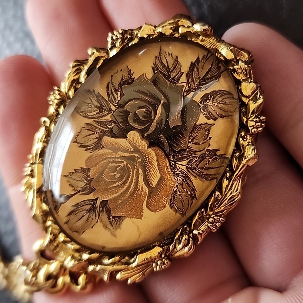 VTG Max Factor necklace